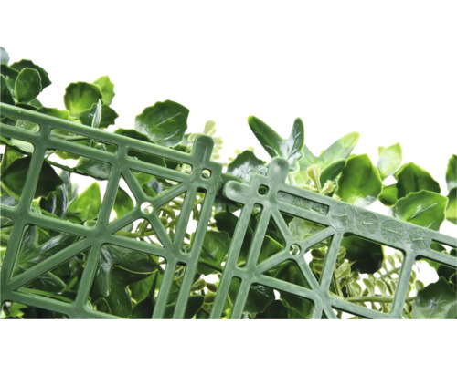 Detailansicht einer grünen, künstlichen Hecke mit Kunststoffgitter als Trägermaterial.