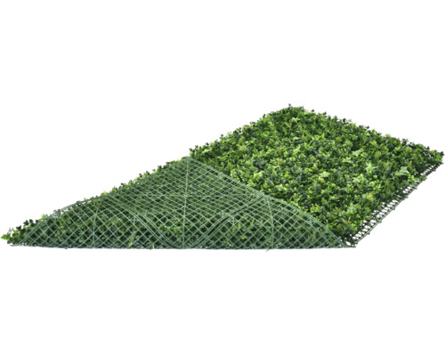 Kunstrasenmatte mit Blättern und Gitterstruktur auf der Rückseite.