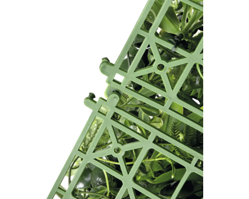 Detailansicht einer grünen, künstlichen Heckenmatte mit Blättern und Befestigungsstruktur