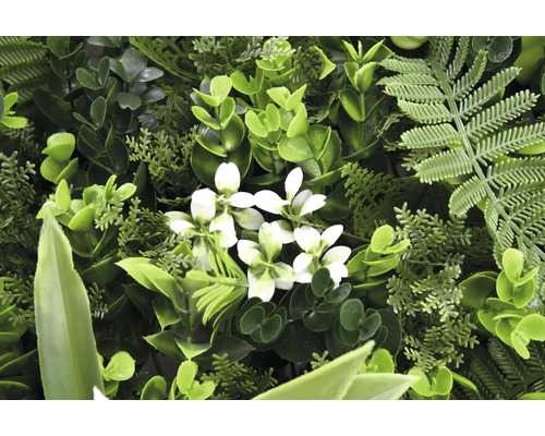 Künstliche Pflanzenwand mit Farn und weißen Blüten