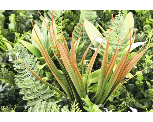 Detailaufnahme einer grünen Pflanzenwand mit künstlichen Pflanzen.