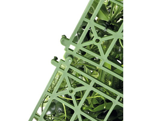 Vue détaillée d''un mur végétal artificiel vert avec treillis en plastique