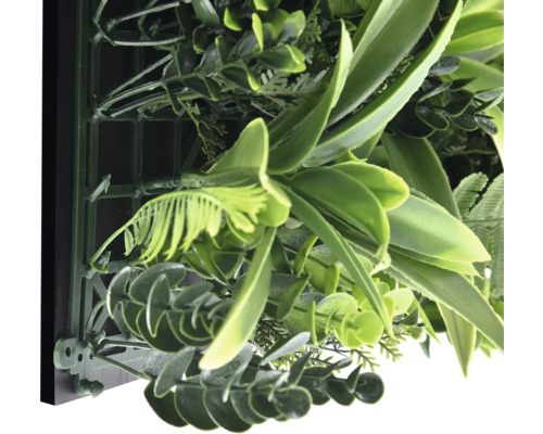 Gros plan d''un mur végétal artificiel avec différentes nuances de vert