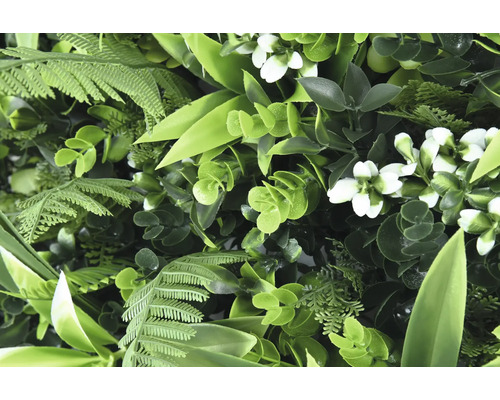 Mur végétal artificiel avec fougères, eucalyptus et fleurs pour un aspect réaliste