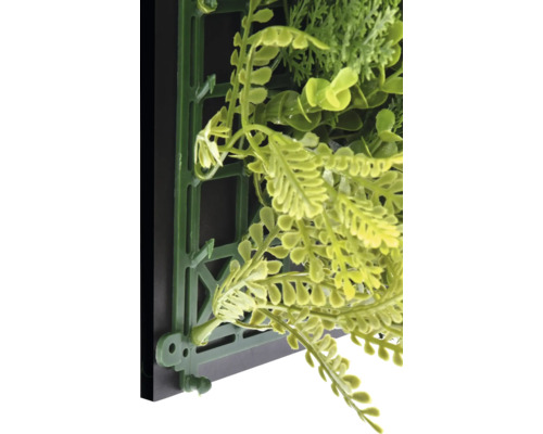 Mur végétal artificiel avec différents types de feuilles sur treillis en plastique