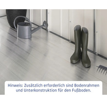 Gartenszene mit Giesskanne, Pflanzgefäss, Gummistiefeln und Rechen auf einem Boden