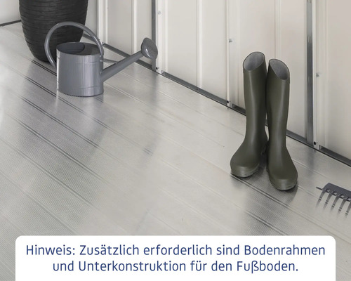 Gartenszene mit Boden, Giesskanne und Gummistiefeln