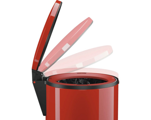 Poubelle à pédale avec couvercle ouvert pour l''élimination des déchets