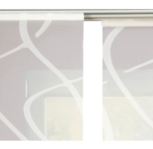 Schiebegardine mit Muster vor Fenster