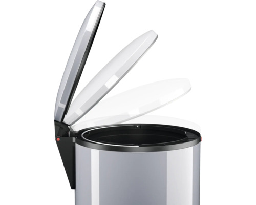 Poubelle à pédale avec couvercle ouvert