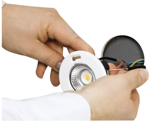 Installation einer runden LED-Einbauleuchte