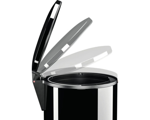 Poubelle à pédale avec couvercle ouvert.