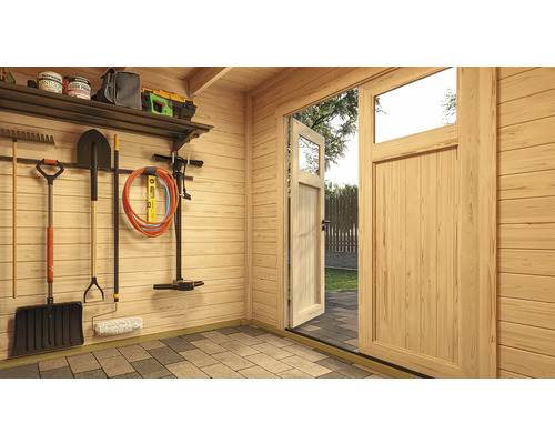 Vue intérieure d'un abri de jardin avec porte en bois ouverte et outils de jardinage au mur