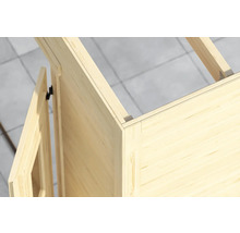 Vue détaillée d'une cabane en bois en construction avec porte et chevrons