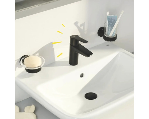 Image d''un lavabo avec robinet, porte-savon et gobelet à brosse à dents.