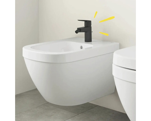 Bidet suspendu blanc avec robinet noir