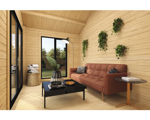 Pièce en bois clair avec canapé, table basse et plantes