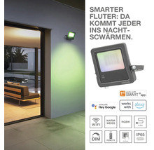 Osram Smart Gartenstrahler mit verschiedenen Logos und Symbolen. Ein Garten ist mit dem Gartenstrahler beleuchtet.