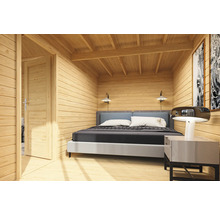 Chambre en bois clair avec lit, table de chevet et porte ouverte.