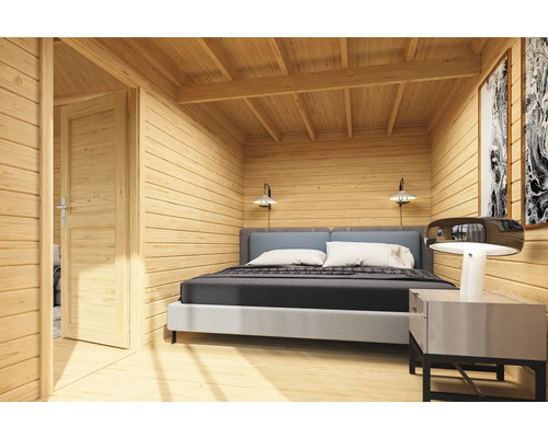 Chambre en bois clair avec lit, table de chevet et porte ouverte.