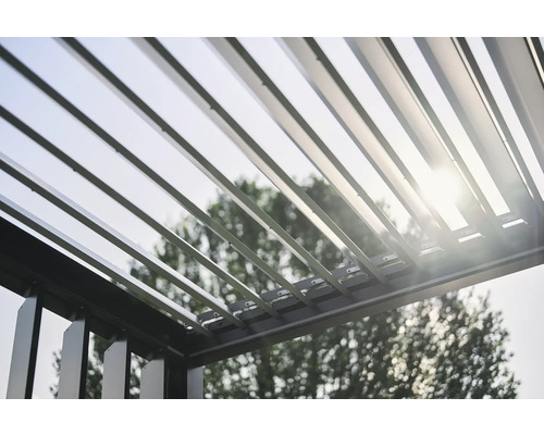 Detailaufnahme einer Terrassenüberdachung mit Lamellen