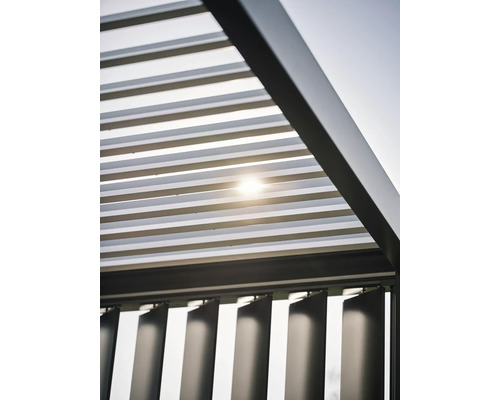 Vue détaillée d''une pergola à lamelles avec le soleil
