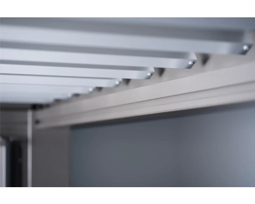 Detailaufnahme eines Regalsystems mit Metallstreben