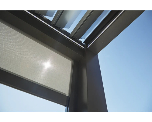 Vue détaillée d''un toit de terrasse avec protection solaire et lames