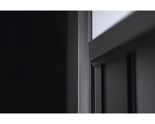 Vue détaillée d''une vitre avec cadre de fenêtre.