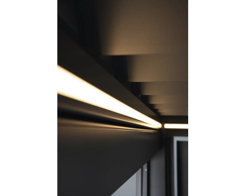 Nahaufnahme einer Deckenbeleuchtung mit linearen Lampen in einem modernen Raum