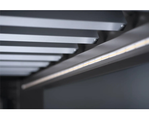 Detailaufnahme eines Regals mit LED-Beleuchtung