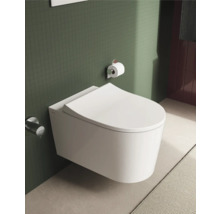 WC suspendu en céramique dans la salle de bain