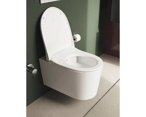 WC suspendu à fond creux avec bride ouverte dans la salle de bains.