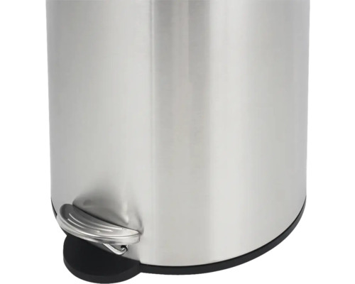 Vue détaillée d''une poubelle à pédale ronde en métal argenté avec pédale