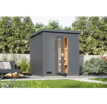 Aussensauna mit Holztür und Holzverkleidung im Garten