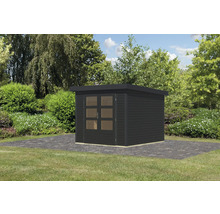 Abri de jardin noir avec toit plat et double porte avec fenêtres dans le jardin