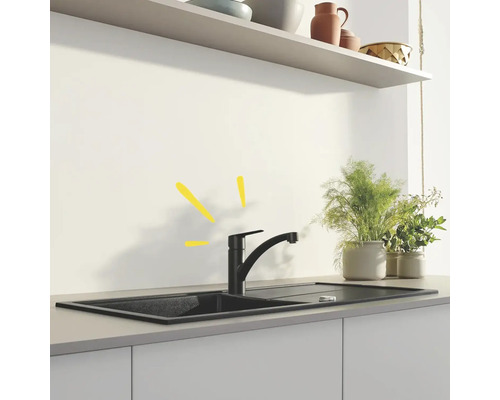 Évier avec robinet dans une cuisine lumineuse.