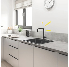 Küchenspüle mit Wasserhahn in einer modernen Küche