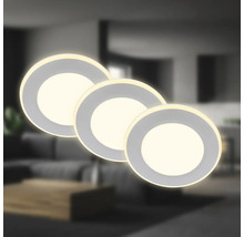 Trois plafonniers ronds dans un espace de vie lumineux