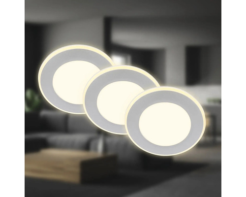 Drei runde Deckenleuchten in einem hellen Wohnraum