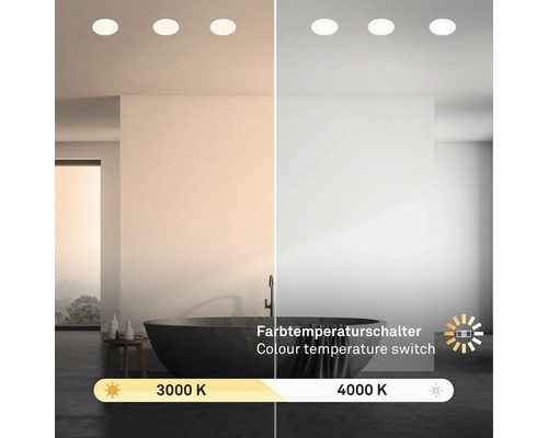 Badezimmer mit Deckeneinbaustrahlern, die unterschiedliche Farbtemperaturen zeigen: 3000 Kelvin und 4000 Kelvin