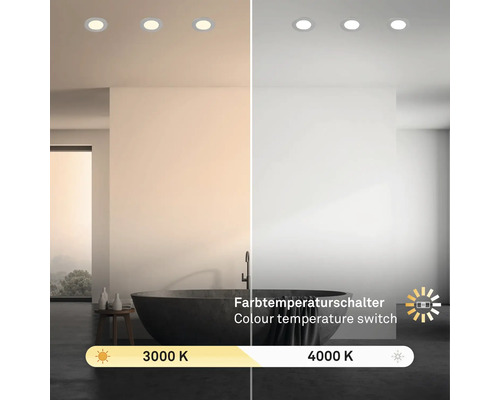 Badezimmer mit Deckeneinbaustrahlern, die Farbtemperatur ist verstellbar