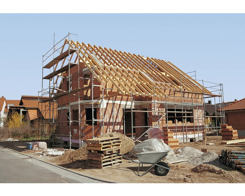 Nouvelle construction d''une maison avec échafaudage et matériaux de construction