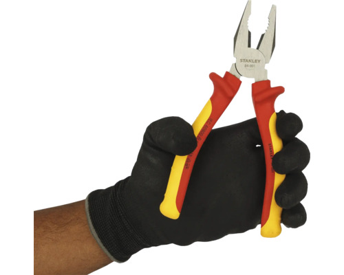 Stanley Kombinationszange mit isolierten Griffen in einer Hand mit Schutzhandschuh