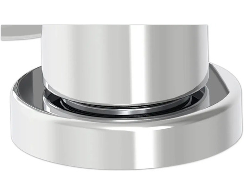 Detailaufnahme eines verchromten Wasserhahnfußes.