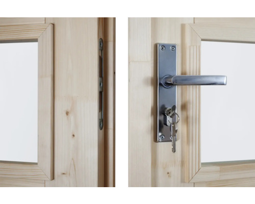 Detailansicht eines Holzfensters mit Schloss, Schlüssel und Fensterriegel