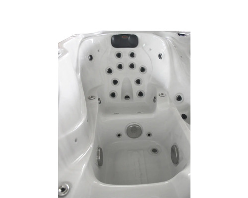 Vue détaillée d''un bain à remous avec jets et commandes.