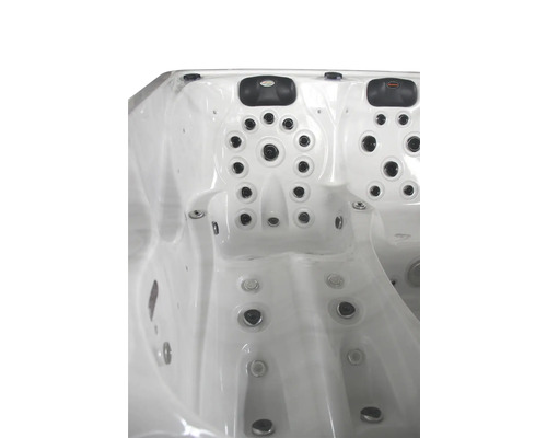 Vue détaillée d''un jacuzzi avec jets et appuie-tête