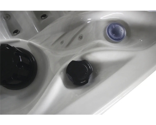 Gros plan d''une baignoire d''hydromassage avec commandes et jets