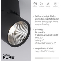 Nahaufnahme eines schwarzen LED-Strahlers mit technischen Details und Gütesiegeln